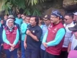 Kehadiran Alfiansyah Komeng di Sambut Meriah Emak Emak Pegiat Lingkungan “Bersihkan Sungai Cikole Desa Pagelaran Ciomas Kab.Bogor